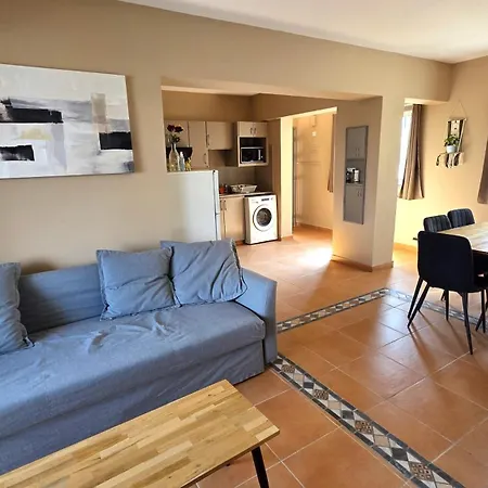 Апартаменти Charming 2br Classic Flat With Fast Wi-fi