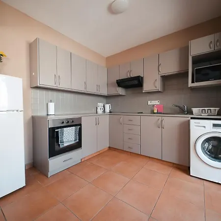 2br Beachside Escape, Short 7-min Walk To Shore * Larnaca