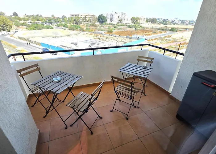 Charming 2br Classic Flat With Fast Wi-fi * Lárnaca