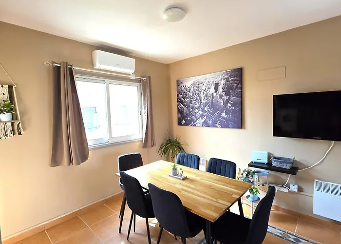 Charming 2br Classic Flat With Fast Wi-fi Larnaca